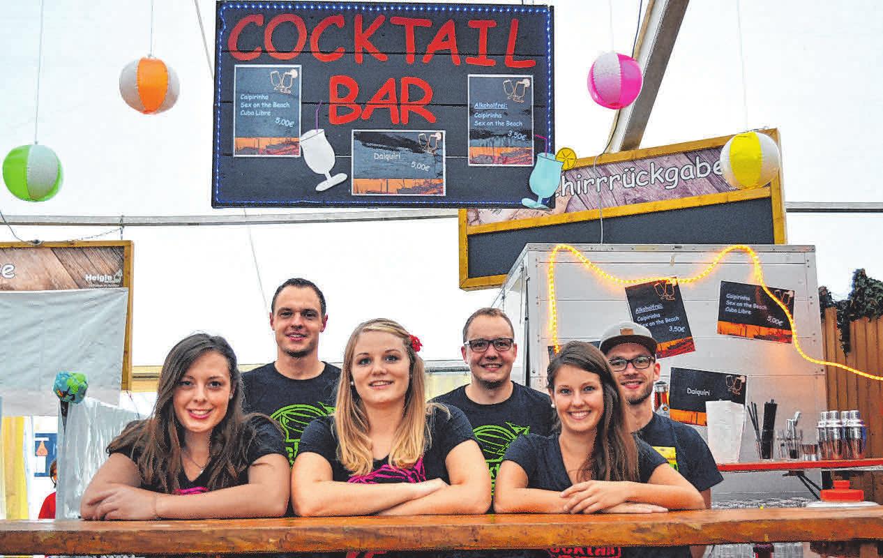 Dies ist das Team der Cocktailbar, macht jedem seinen Cocktail klar! Dies ist das Team der Cocktailbar, macht jedem seinen Cocktail klar!