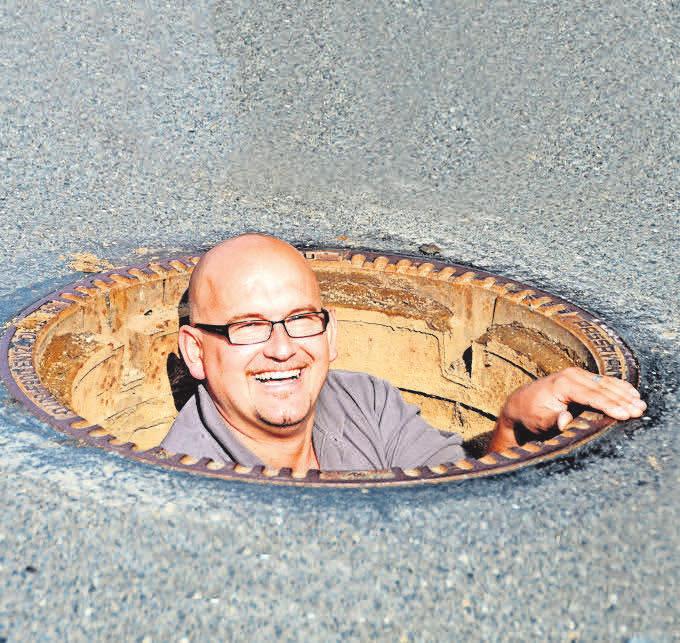 Marc Klauenberg empfiehlt, vor Renovierungsarbeiten einen Fachbetrieb mit der Inspektion und Reinigung der Abwasseranlage zu beauftragen. Marc Klauenberg empfiehlt, vor Renovierungsarbeiten einen Fachbetrieb mit der Inspektion und Reinigung der Abwasseranlage zu beauftragen.