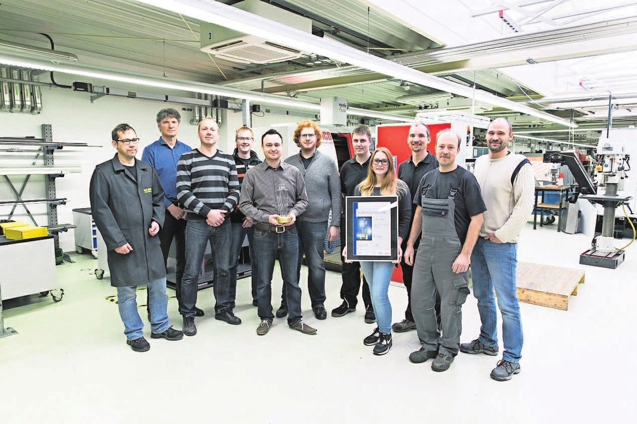 Das Kaeser-Ausbilder-Team (nicht alle im Bild) freute sich über die Auszeichnung zum besten Ausbildungs- Unternehmen in Deutschland. Das Kaeser-Ausbilder-Team (nicht alle im Bild) freute sich über die Auszeichnung zum besten Ausbildungs- Unternehmen in Deutschland.