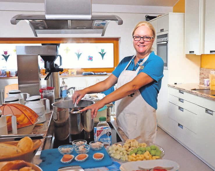 Hauswirtschafterin Katarzyna Wons freut sich über helfende Hände bei der Küchenarbeit. Hauswirtschafterin Katarzyna Wons freut sich über helfende Hände bei der Küchenarbeit.