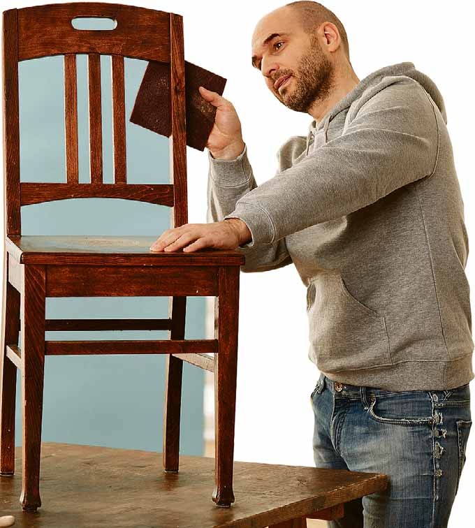 Kratzer und Schrammen in Möbelstücken sind beim täglichen Gebrauch schnell passiert. Sind sie aus massivem Holz, ist eine Reparatur häufig unkomplizierter, als man denkt. Foto: tdx/Knauf