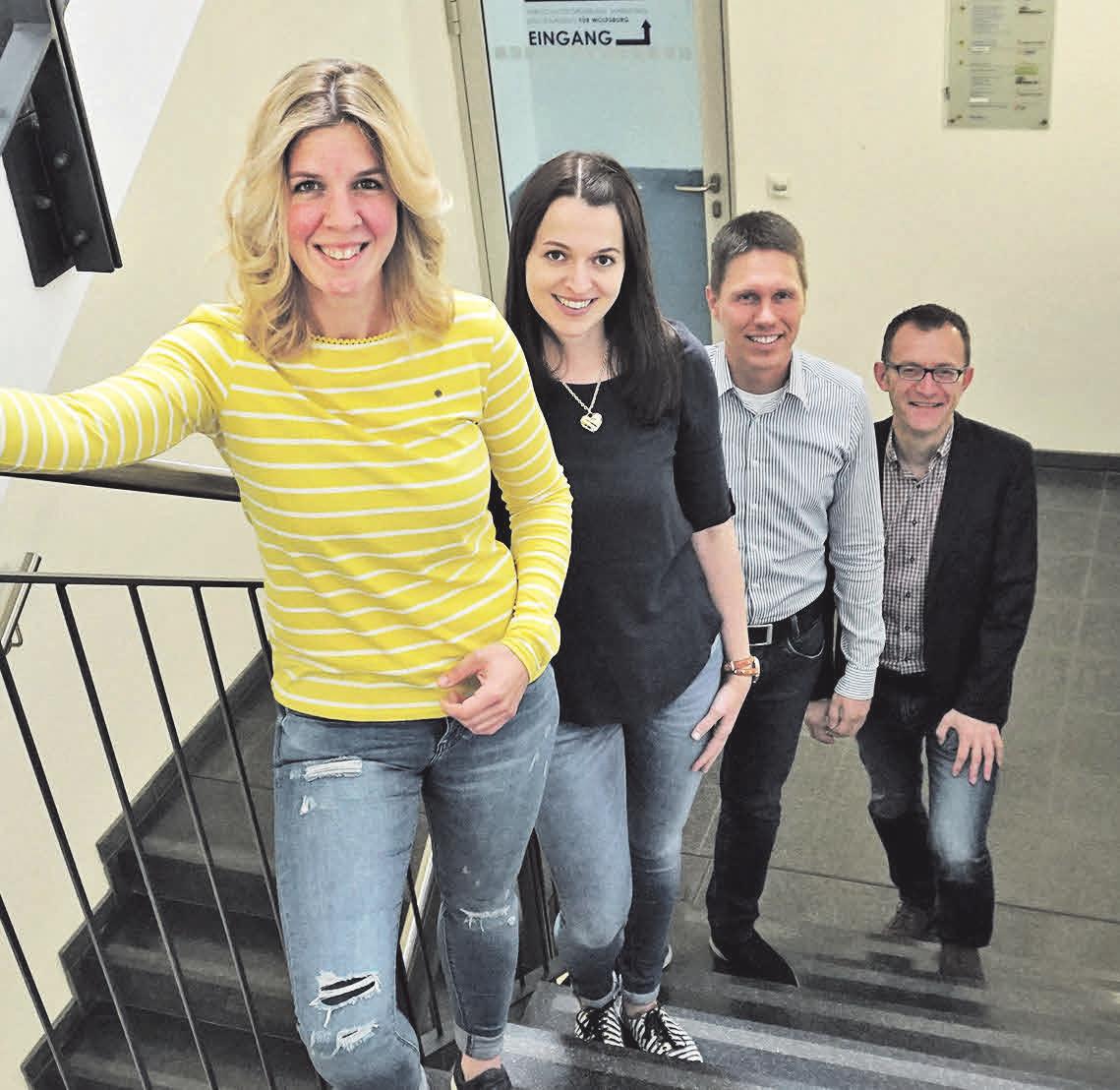 Das Team der WMG steigt Treppen für die Antonius-Holling-Stiftung (v. l.): Swantje Schröder, Stephanie Möller, Christian Rühr und Thomas Werner. Es fehlt Ina Marrese-Pupaza. Foto: © WMG Wolfsburg Das Team der WMG steigt Treppen für die Antonius-Holling-Stiftung (v. l.): Swantje Schröder, Stephanie Möller, Christian Rühr und Thomas Werner. Es fehlt Ina Marrese-Pupaza. Foto: © WMG Wolfsburg