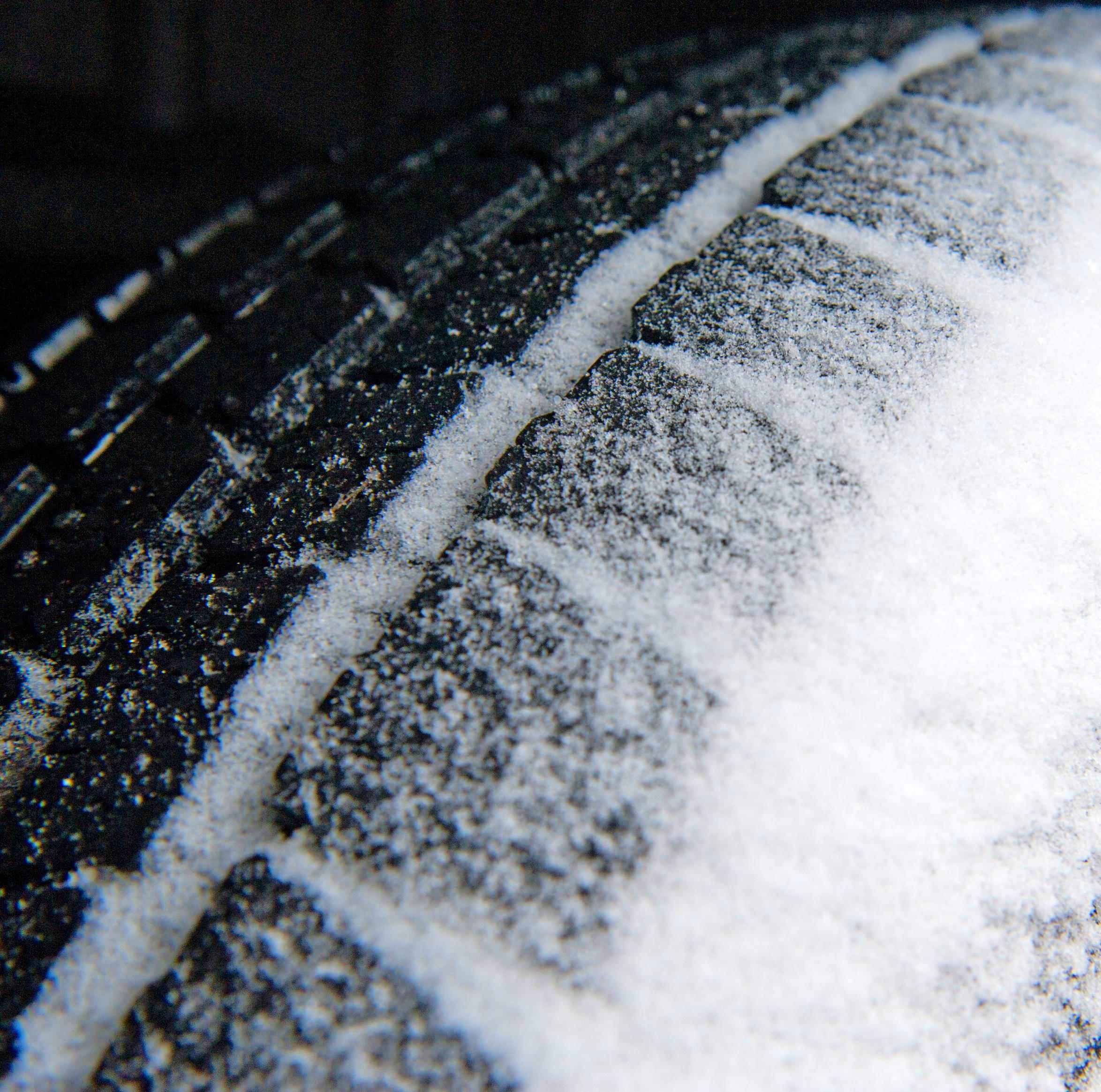 Nicht ohne passende Pneus: Bei entsprechenden Straßenverhältnissen sind Winterreifen in Deutschland Pflicht. Wechseln sollte man rechtzeitig. Foto: dpa Nicht ohne passende Pneus: Bei entsprechenden Straßenverhältnissen sind Winterreifen in Deutschland Pflicht. Wechseln sollte man rechtzeitig. Foto: dpa
