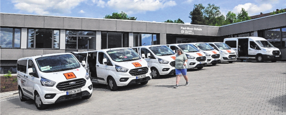 Stolz präsentiert sich die Fahrzeug-Flotte im Fuhrpark.