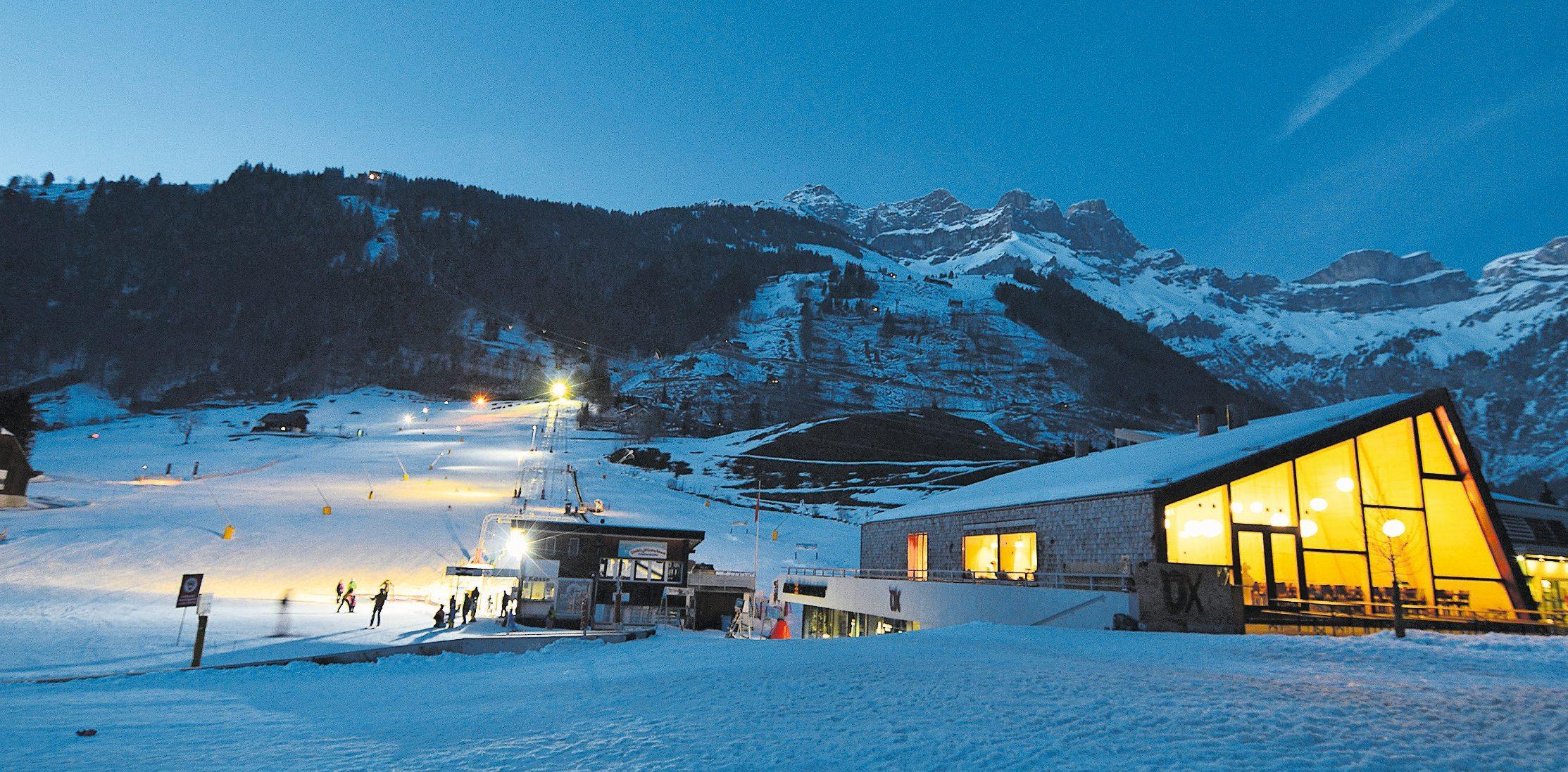 Die beleuchtete Piste auf der Klostermatte mit dem Familienrestaurant Ox im Vordergrund. Bild: PD