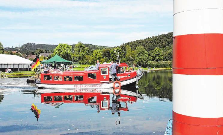 Eine Seefahrt, die ist lustig – insbesondere in richtiger Gesellschaft. Die 118 Rundfahrten der „Muzena“ sorgten an der Buchungshotline für heiße Ohren. Rasch hatten sich so viele Gruppen angemeldet, dass in der kommenden Woche nur noch einzelne Fahrscheine gelöst werden können. Fotos: Jan Schäfer Eine Seefahrt, die ist lustig – insbesondere in richtiger Gesellschaft. Die 118 Rundfahrten der „Muzena“ sorgten an der Buchungshotline für heiße Ohren. Rasch hatten sich so viele Gruppen angemeldet, dass in der kommenden Woche nur noch einzelne Fahrscheine gelöst werden können. Fotos: Jan Schäfer
