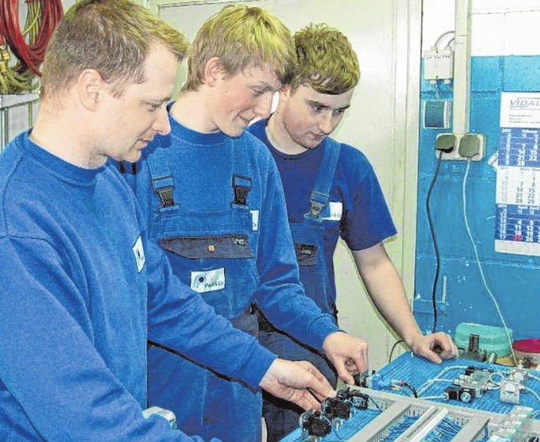 Beim Tag der Ausbildung informieren regionale Unternehmen über Ausbildungsmöglichkeiten, Praktikumsstellen sowie Studienkombinationen. FOTO: PAUL & CO. Beim Tag der Ausbildung informieren regionale Unternehmen über Ausbildungsmöglichkeiten, Praktikumsstellen sowie Studienkombinationen. FOTO: PAUL & CO.