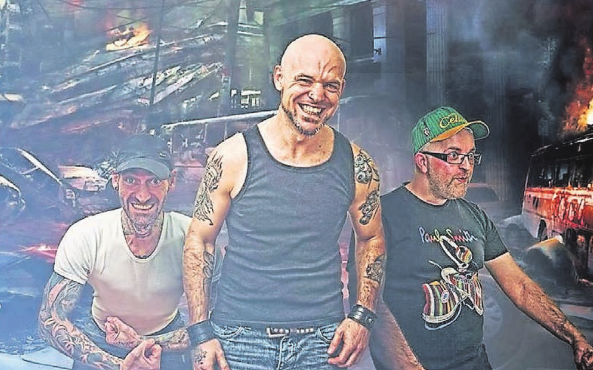 Das Powerrocktrio „Free Barbie – Kill Ken“ mit Tobias Janssen, Lars Greuel und Andre Hasselmann tritt ab 16.45 Uhr auf. Das Powerrocktrio „Free Barbie – Kill Ken“ mit Tobias Janssen, Lars Greuel und Andre Hasselmann tritt ab 16.45 Uhr auf.