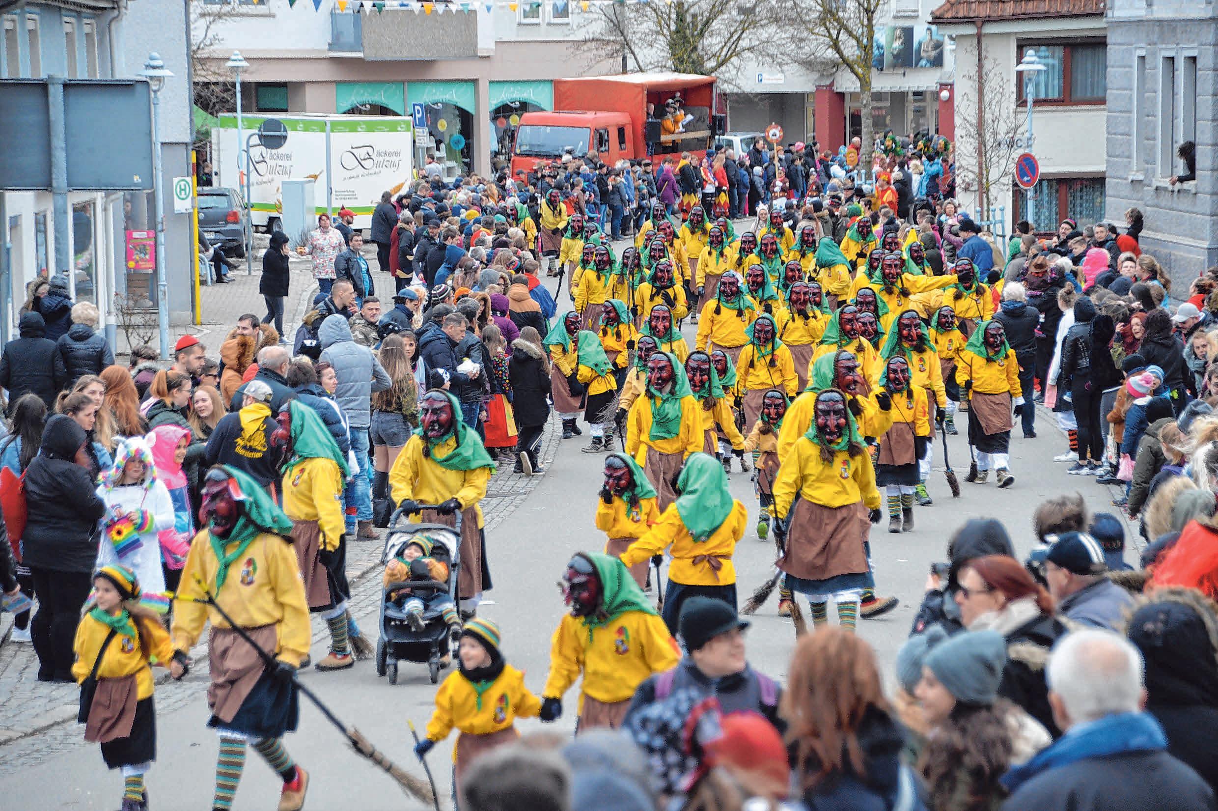 Die Tautschbuchhexen sind bei jedem Umzug in der Region beliebte Gäste. FOTO: KLAUS WEISS Die Tautschbuchhexen sind bei jedem Umzug in der Region beliebte Gäste. FOTO: KLAUS WEISS