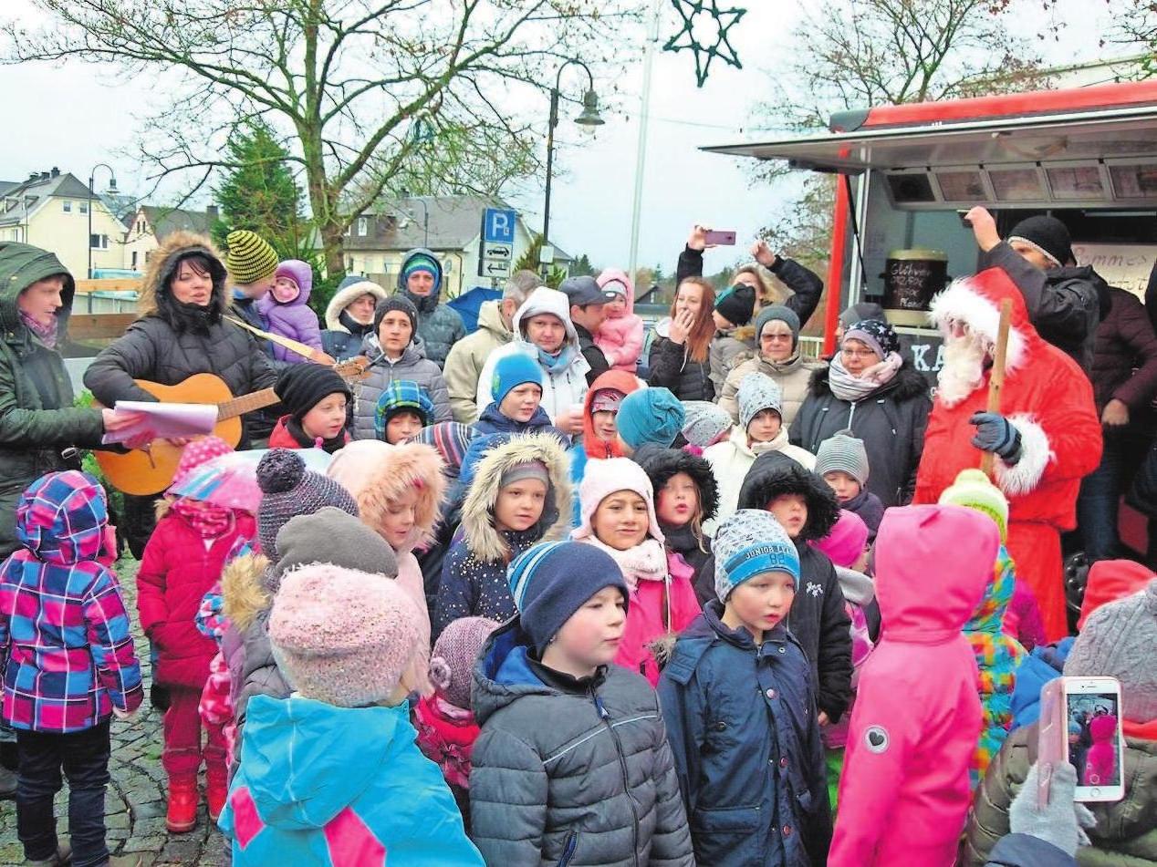 Die Selbitzer Kita-Kinder singen um 14 Uhr in bewährter Weise Weihnachtslieder. Zur Belohnung gibt es sicher etwas Süßes vom Nikolaus. Die Selbitzer Kita-Kinder singen um 14 Uhr in bewährter Weise Weihnachtslieder. Zur Belohnung gibt es sicher etwas Süßes vom Nikolaus.