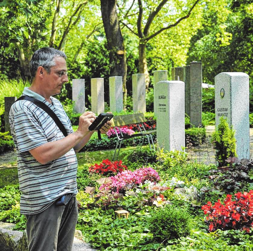 Regelmäßig überprüfen Grabkontrolleure die Gräber, die im Rahmen der Dauergrabpflege von Friedhofsgärtnern gepflegt werden. BILD: GBF Regelmäßig überprüfen Grabkontrolleure die Gräber, die im Rahmen der Dauergrabpflege von Friedhofsgärtnern gepflegt werden. BILD: GBF