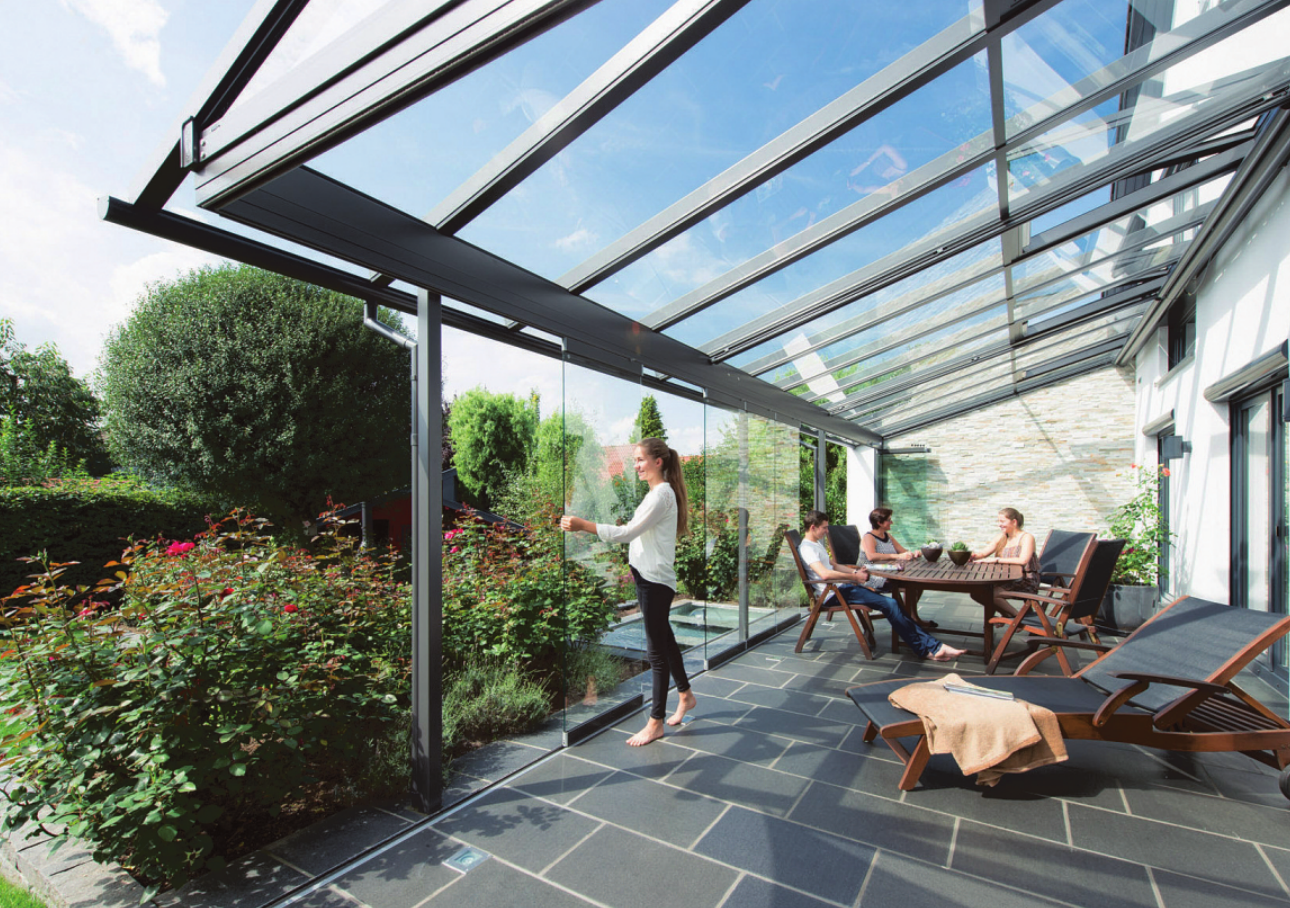Je nach Wunsch und Wetter lässt sich das Terrassendach zum Glashaus erweitern. Foto: Solarlux