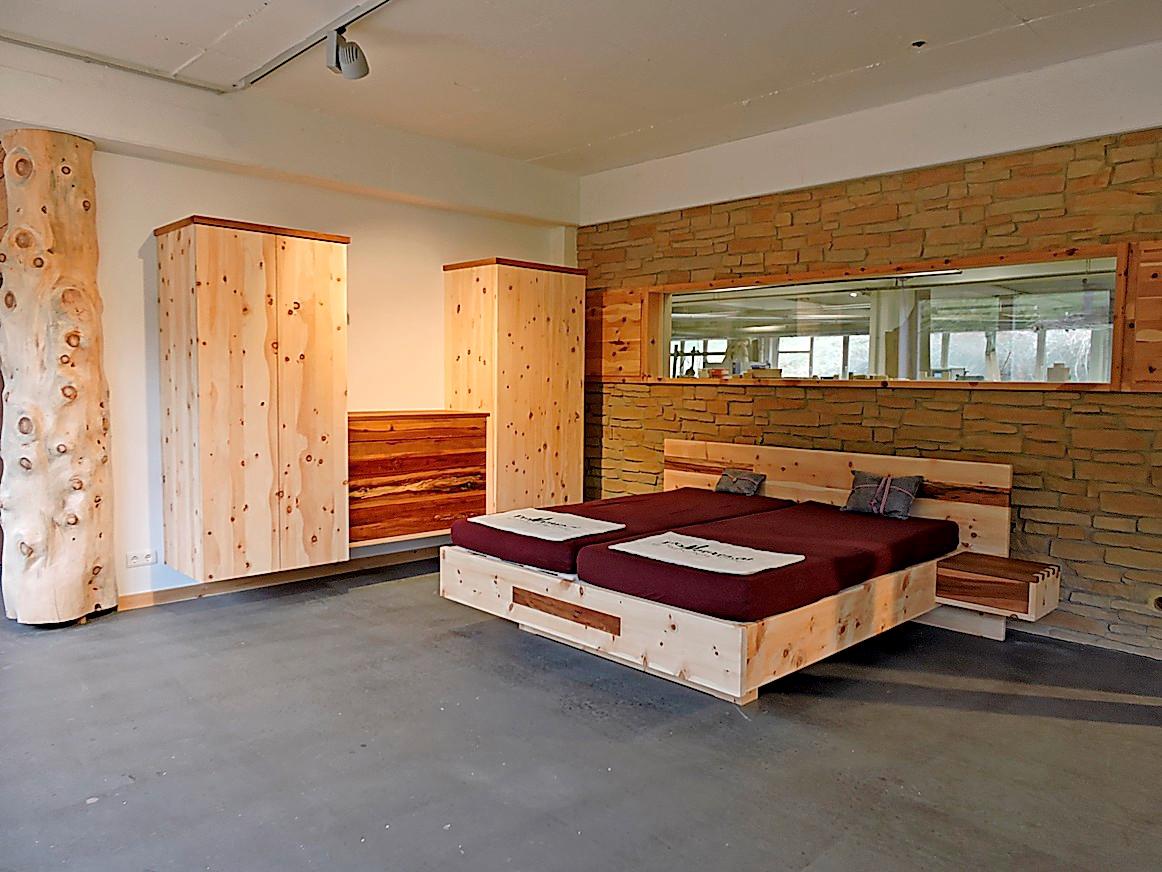 Individuell gefertigtes Schlafzimmer aus Zirbenholz JARUSCH