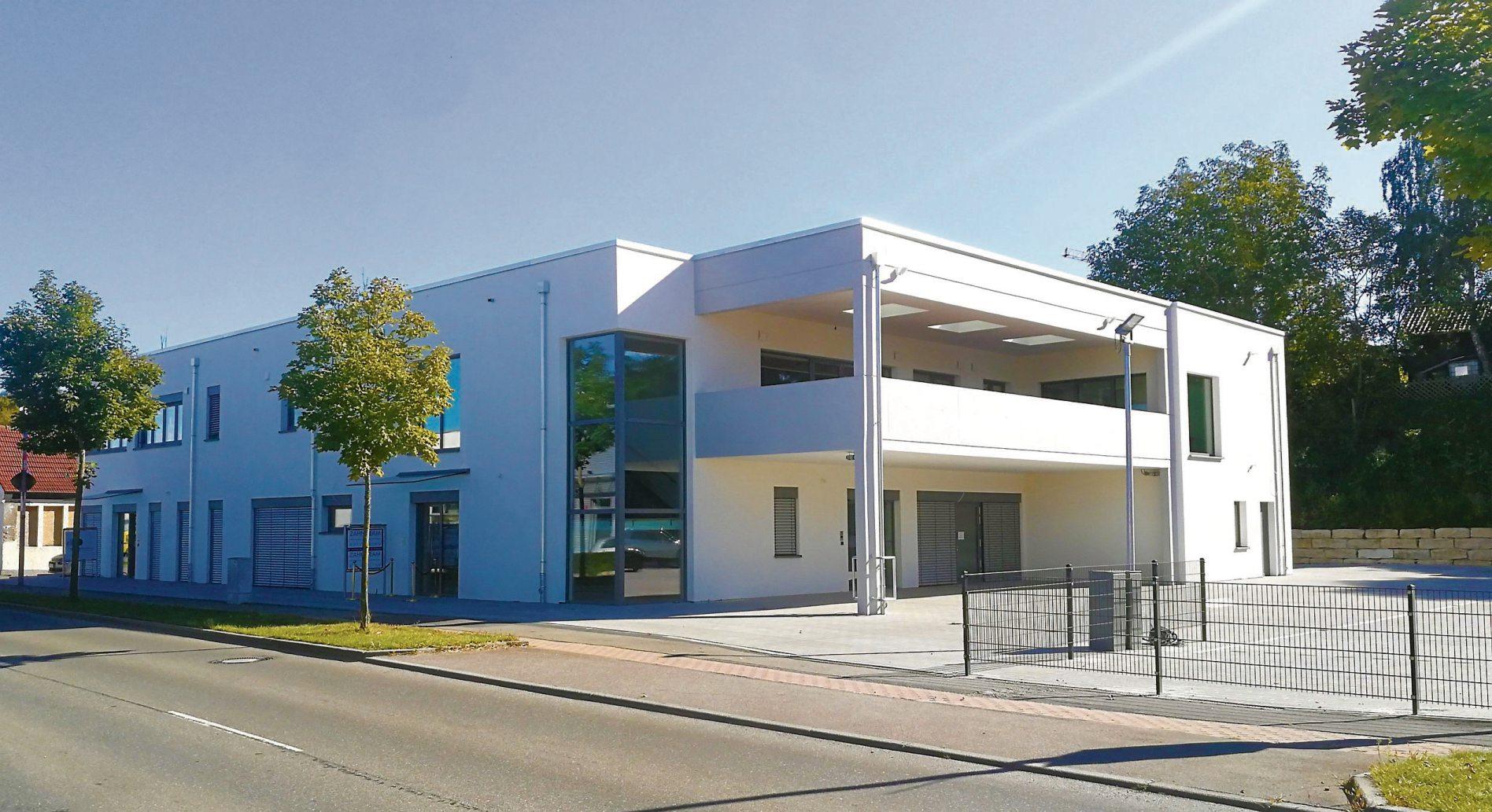 In der Tübinger Straße 56 in Rottenburg bietet der Praxisneubau auf zwei Ebenen mit jeweils 600 Quadratmetern Fläche beste räumliche Voraussetzungen für zwei moderne Praxen.