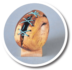 Ein aufgebrochenes Ei aus Holz, das mit einer Naht zusammengehalten wird. FOTO: SCHILLING Ein aufgebrochenes Ei aus Holz, das mit einer Naht zusammengehalten wird. FOTO: SCHILLING