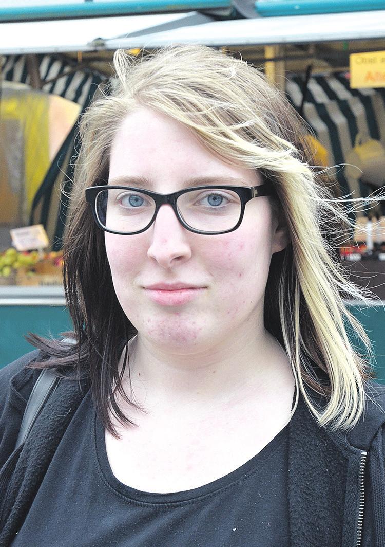 Rilana Neuhausen (18) aus Winsen (Aller): „Also ich finde schon, weil ich jetzt keine negativen Erfahrungen gemacht habe, dass alles soweit ganz sicher ist. Die Polizisten sind ja meistens auch in der Innenstadt und fahren umher. Als ich letztens einmal abends oder auch sehr früh morgens in Celle unterwegs war, fiel mir außerdem nichts besonderes auf. Auch da habe ich mich immer relativ sicher gefühlt.“ Fotos: Wasinski Rilana Neuhausen (18) aus Winsen (Aller): „Also ich finde schon, weil ich jetzt keine negativen Erfahrungen gemacht habe, dass alles soweit ganz sicher ist. Die Polizisten sind ja meistens auch in der Innenstadt und fahren umher. Als ich letztens einmal abends oder auch sehr früh morgens in Celle unterwegs war, fiel mir außerdem nichts besonderes auf. Auch da habe ich mich immer relativ sicher gefühlt.“ Fotos: Wasinski