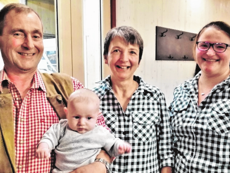 Unser Foto zeigt die Pächter-Familie (von links): Gastwirt Bernhard Oßner mit Enkel Ben, Ehefrau Sieglinde und Tochter Veronika Wehner. FOTOS: SIGISMUND VON DOBSCHÜTZ Unser Foto zeigt die Pächter-Familie (von links): Gastwirt Bernhard Oßner mit Enkel Ben, Ehefrau Sieglinde und Tochter Veronika Wehner. FOTOS: SIGISMUND VON DOBSCHÜTZ
