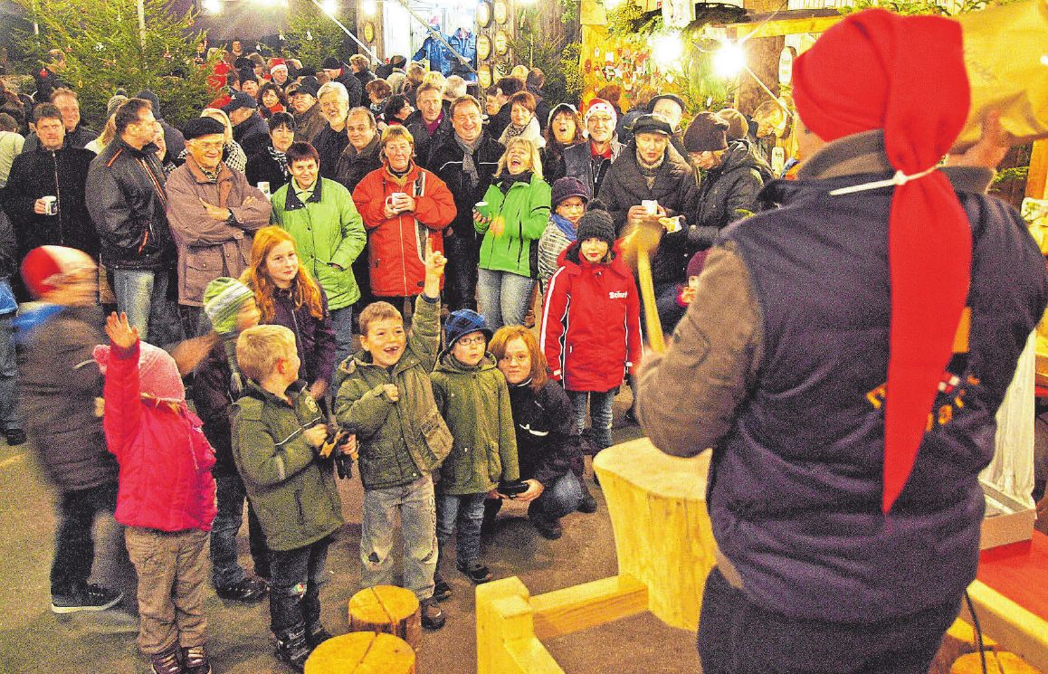 Die Auktion ist bei den Weihnachtsmarkt-Besuchern besonders beliebt. FOTO: HARTMANN Die Auktion ist bei den Weihnachtsmarkt-Besuchern besonders beliebt. FOTO: HARTMANN