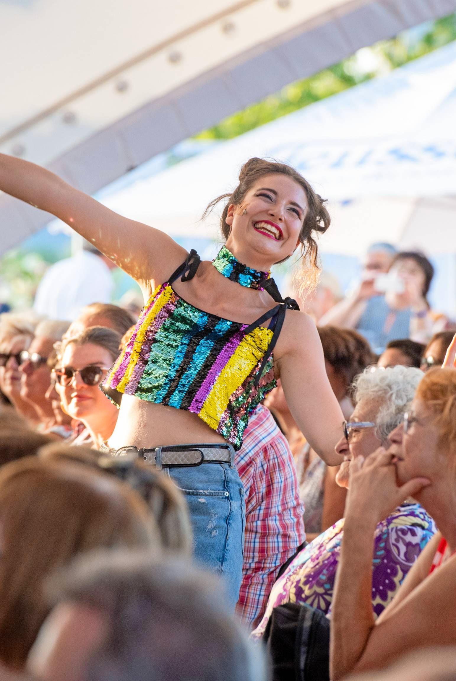 Buga macht glücklich: Das gilt ganz besonders für die vielen Veranstaltungen. Diese Zuschauerin hat sich für das Musical Hair besonders herausgeputzt. Buga macht glücklich: Das gilt ganz besonders für die vielen Veranstaltungen. Diese Zuschauerin hat sich für das Musical Hair besonders herausgeputzt.