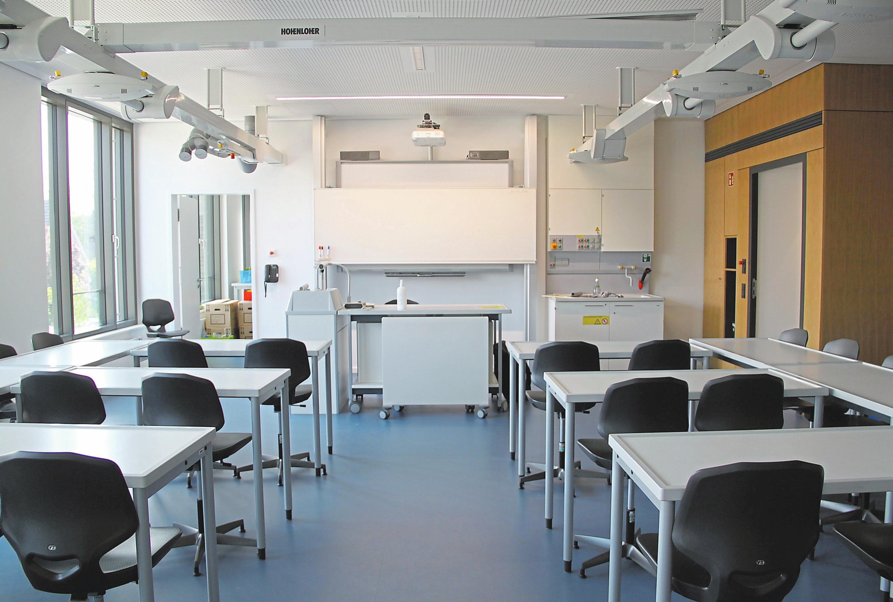 Die Fachräume, hier Chemie, sind mit modernster Technik ausgestattet. Elektronische Tafeln sind in jedem Klassen- und Fachraum jetzt Standard. Fotos: Monika Vornhusen Die Fachräume, hier Chemie, sind mit modernster Technik ausgestattet. Elektronische Tafeln sind in jedem Klassen- und Fachraum jetzt Standard. Fotos: Monika Vornhusen