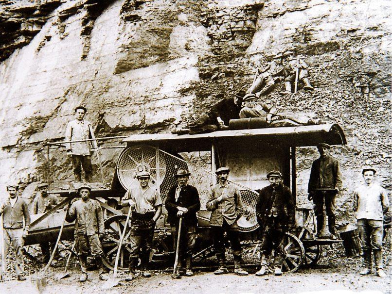 Die erste mobile Brechanlage: ein Blick zurück in das Gründungsjahr 1924. Die erste mobile Brechanlage: ein Blick zurück in das Gründungsjahr 1924.