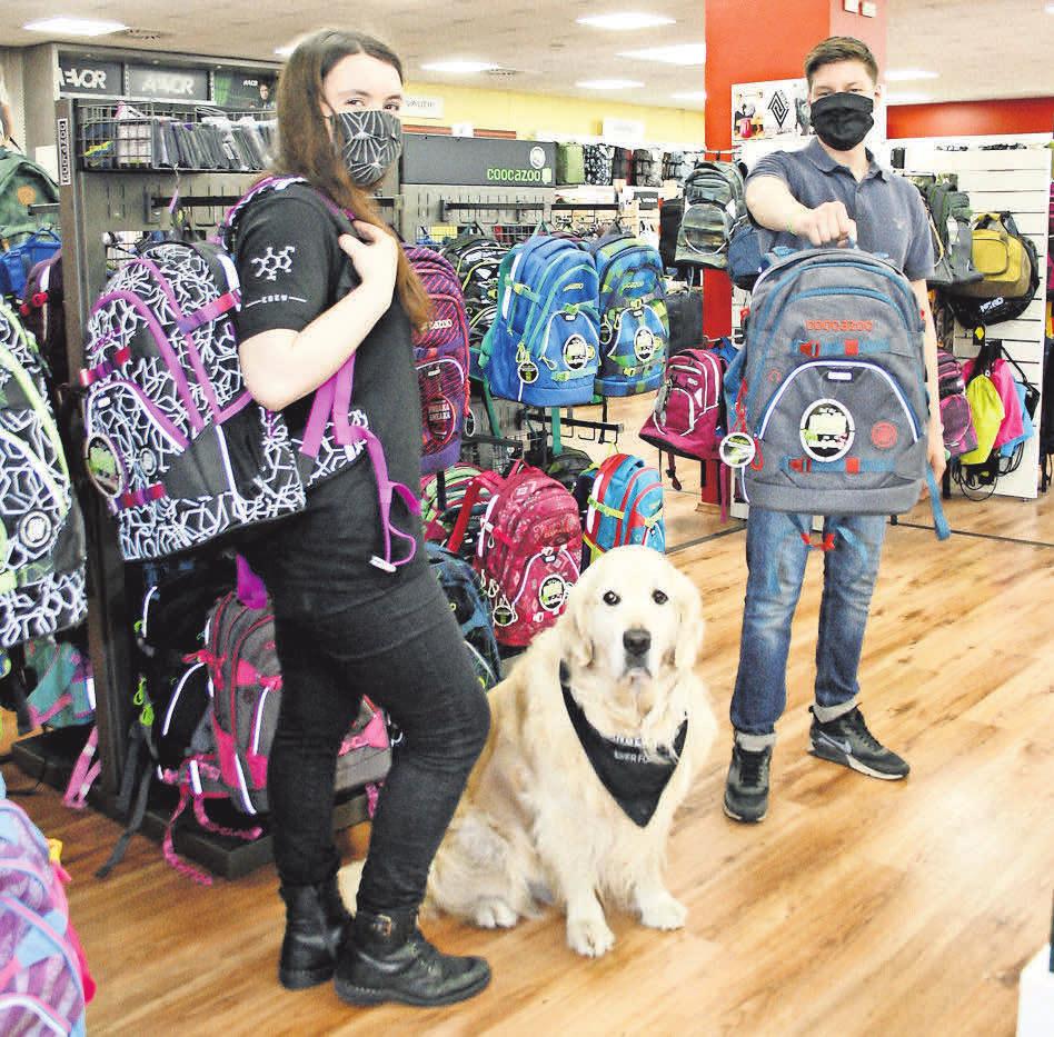 Leandra, Samu und Hund Mylo sind gut gerüstet für den Rucksacktag im Ranzenmaxx. Leandra, Samu und Hund Mylo sind gut gerüstet für den Rucksacktag im Ranzenmaxx.