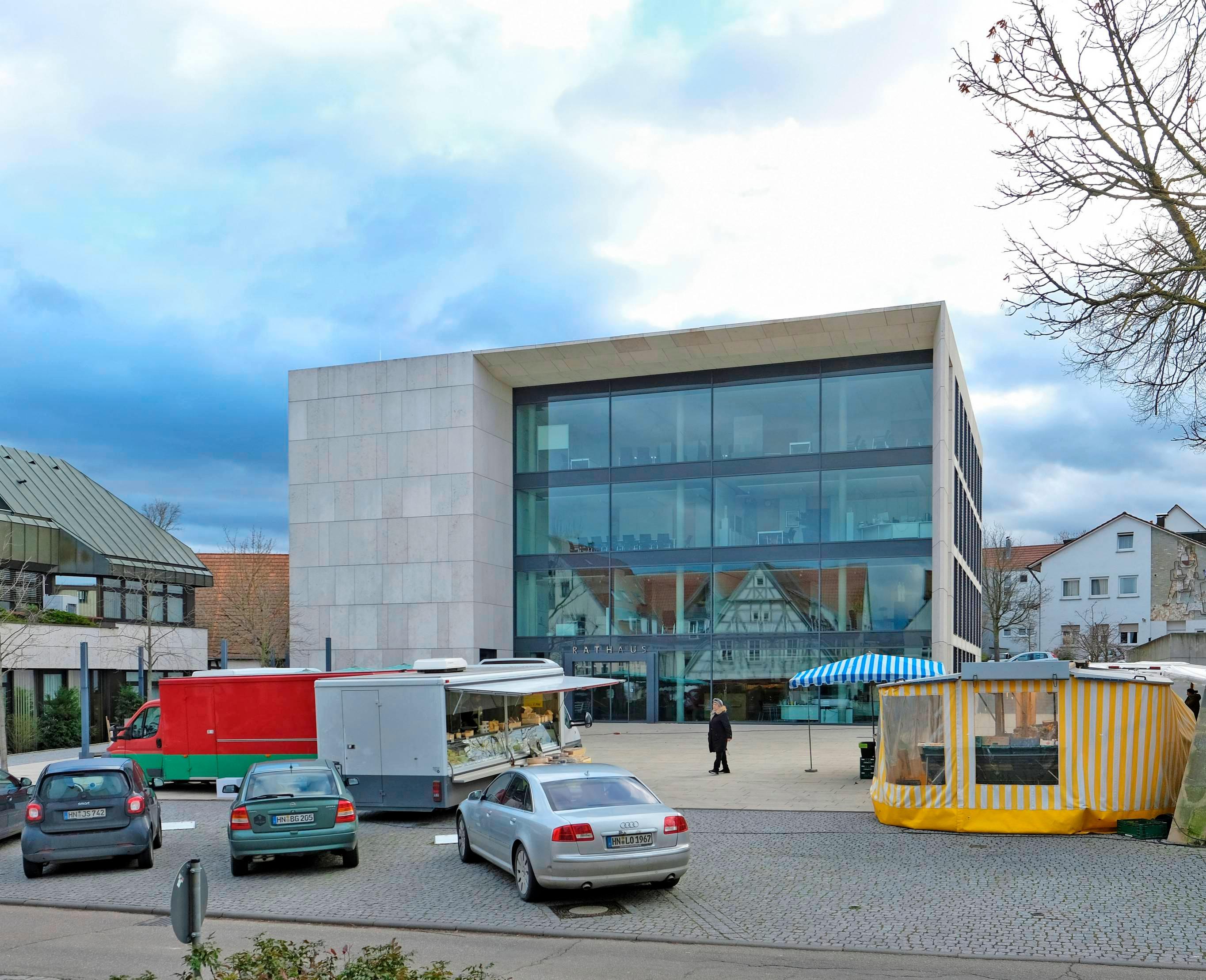 Das Rathaus prägt die Ortsmitte. Auf dem Platz davor findet zweimal wöchentlich ein kleiner Markt statt. Foto: Dennis Mugler Das Rathaus prägt die Ortsmitte. Auf dem Platz davor findet zweimal wöchentlich ein kleiner Markt statt. Foto: Dennis Mugler