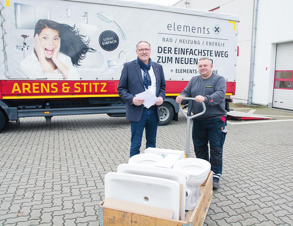 Auf den Fahrzeugen von Arens & Stitz werden an manchen Tagen Warenwerte von mehr als 40.000 Euro transportiert. „Die Fahrer sind wirklich qualifiziert“, sagt Jörn Eggers (l.), „nicht nur als Berufsfahrer, sondern auch in Warenkunde.“ Foto: Torsten Seck