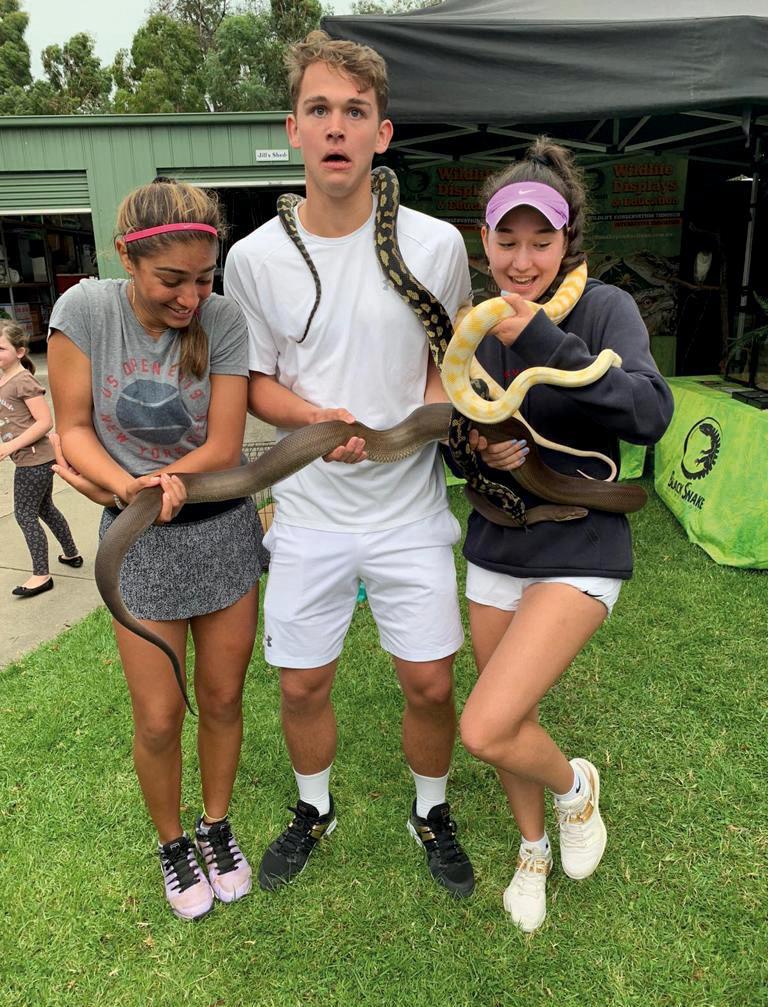 Der Kontakt mit der Schlange während des Ausfluges in die Snake Farm von Traralgon war nicht ihr Ding. Foto Instagram Vecic 