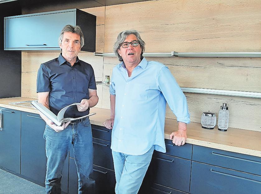 Familiäre Verstärkung: Herbert Häckel (rechts) steigt als Mitinhaber in das Küchenstudio seines Bruders Karl ein. FOTO: BRÄUNLING Familiäre Verstärkung: Herbert Häckel (rechts) steigt als Mitinhaber in das Küchenstudio seines Bruders Karl ein. FOTO: BRÄUNLING