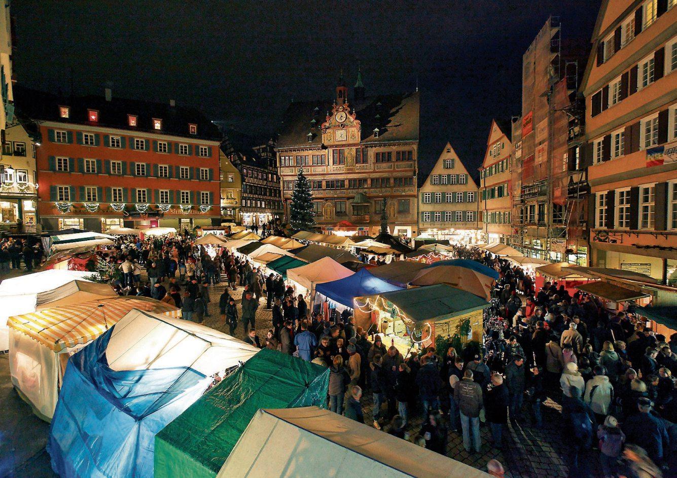 Von selbstgestrickten Socken über gebastelte Weihnachtsdeko, Holzspielzeug, Kerzen und selbstgemachter Marmelade bis hin zu abwechslungsreichen kulinarischen Genüssen bietet der Tübinger Weihnachtsmarkt vieles, was die Vorweihnachtszeit schön macht. Archivbild: Ulrich Metz