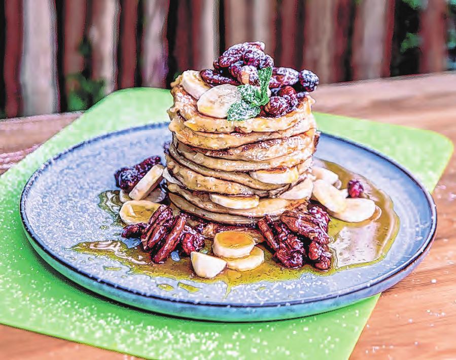 Pancakes mit Bananen, Ahornsirup und gebrannten Nüssen Pancakes mit Bananen, Ahornsirup und gebrannten Nüssen