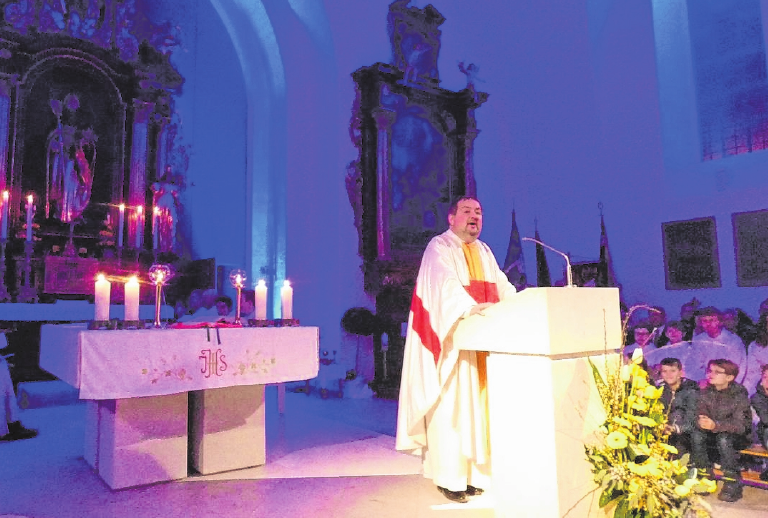 Der Altarraum von St. Nikolaus kann nun auch farblich illuminiert werden. Der Altarraum von St. Nikolaus kann nun auch farblich illuminiert werden.