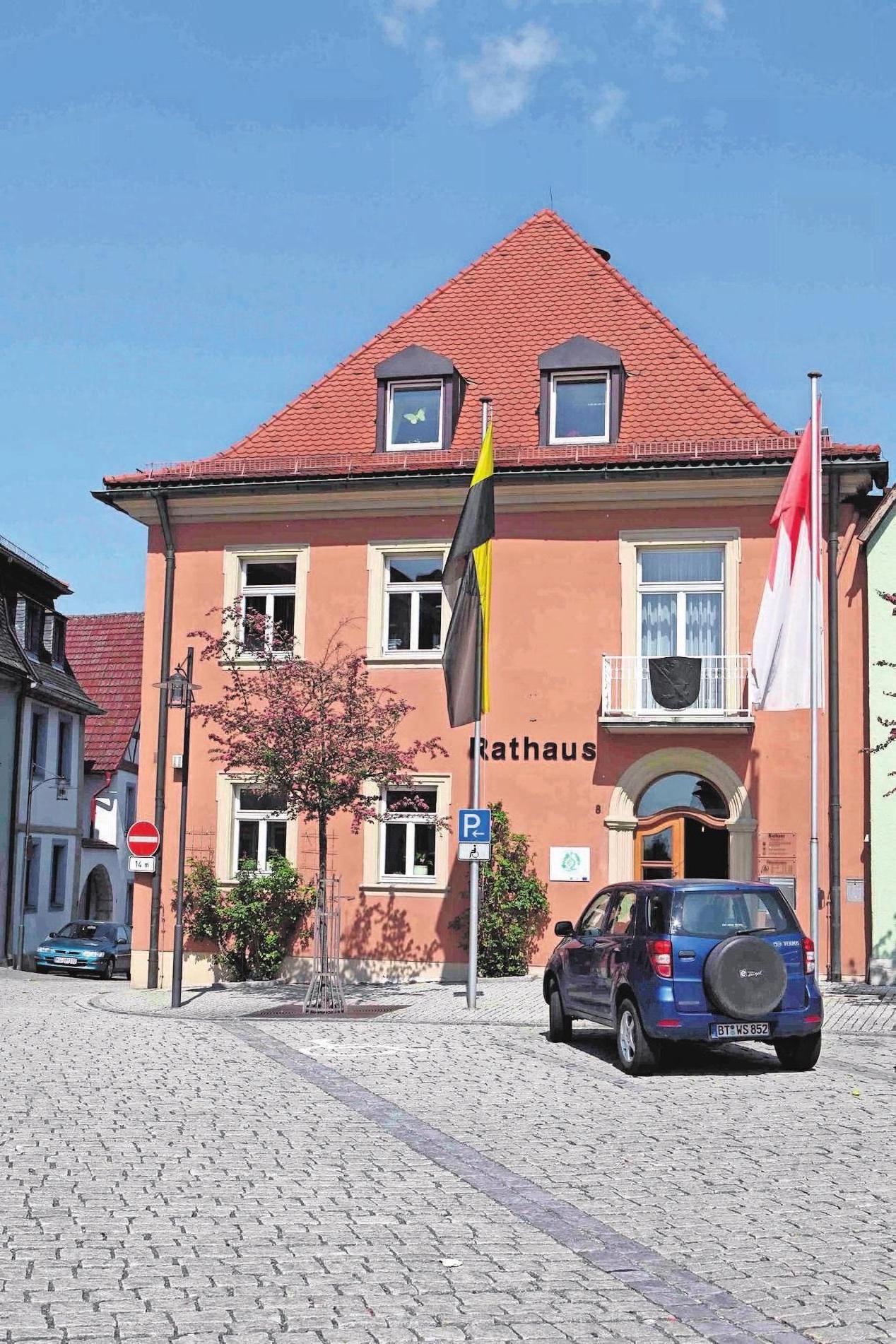 Auf dem Marktplatz rund um das Rathaus wird auch in diesem Jahr wieder ein Vergnügungspark aufgebaut, diesmal sogar mit einem Autoscooter. Auf dem Marktplatz rund um das Rathaus wird auch in diesem Jahr wieder ein Vergnügungspark aufgebaut, diesmal sogar mit einem Autoscooter.