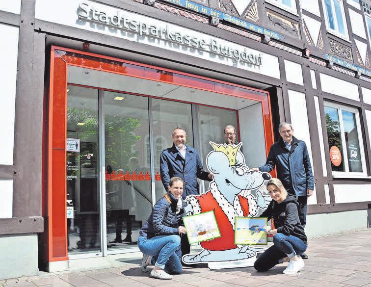 Der wohl bekannteste deutsche Cartoonist Uli Stein hat mit seinen humorvollen Zeichnungen immer für gute Laune gesorgt. In Burgdorf hängen die Bilder am Sonntag in rund 30 Geschäften und Museen. Der wohl bekannteste deutsche Cartoonist Uli Stein hat mit seinen humorvollen Zeichnungen immer für gute Laune gesorgt. In Burgdorf hängen die Bilder am Sonntag in rund 30 Geschäften und Museen.