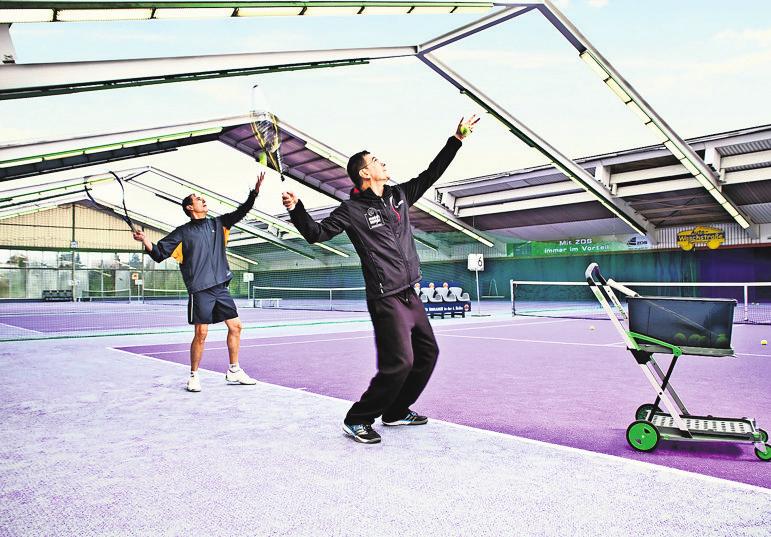 Tennis im match center: bei schönem Wetter ist das auch mit geöffnetem Dach möglich. Foto: z Tennis im match center: bei schönem Wetter ist das auch mit geöffnetem Dach möglich. Foto: z
