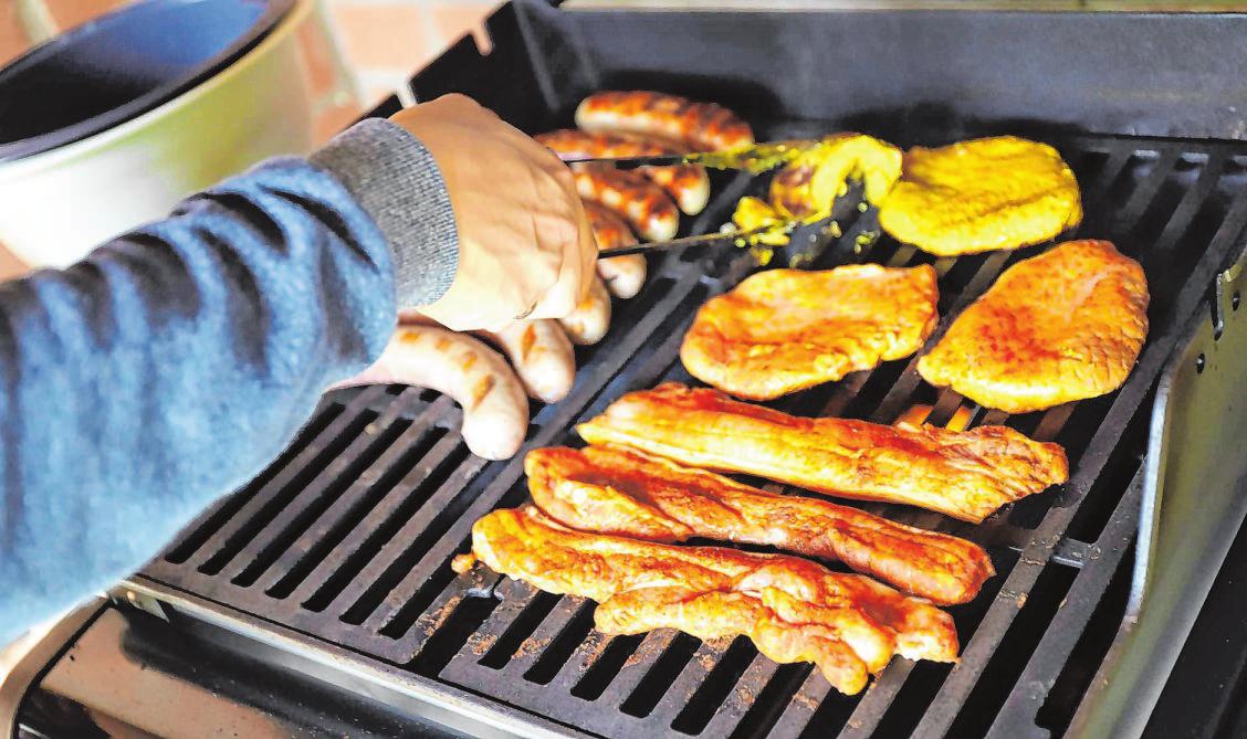 Was auf dem Grill landet, bleibt jedem selbst überlassen. Der Grillprofi hat dazu eine klare Meinung: „Alles was schmeckt, kann eigentlich auch gegrillt werden.“ Foto: Michael Wetter Was auf dem Grill landet, bleibt jedem selbst überlassen. Der Grillprofi hat dazu eine klare Meinung: „Alles was schmeckt, kann eigentlich auch gegrillt werden.“ Foto: Michael Wetter