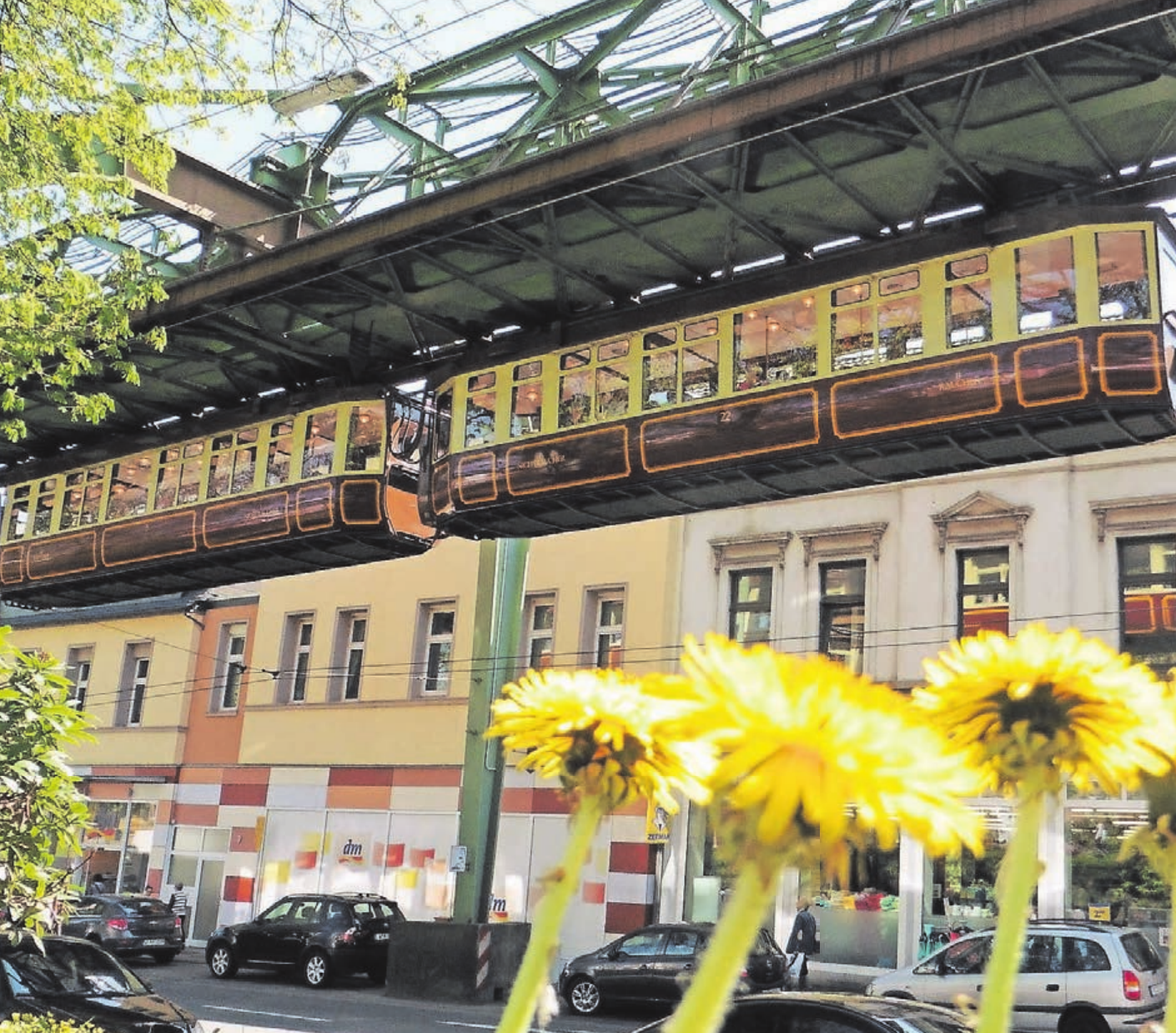 Seit 1901 verbindet der „stahlharte Drache“, die Schwebebahn, die Stadtteile im Tal der Wupper. Der historische Kaiserwagen geht nach einer Pause 2020 wieder in Betrieb. Seit 1901 verbindet der „stahlharte Drache“, die Schwebebahn, die Stadtteile im Tal der Wupper. Der historische Kaiserwagen geht nach einer Pause 2020 wieder in Betrieb.