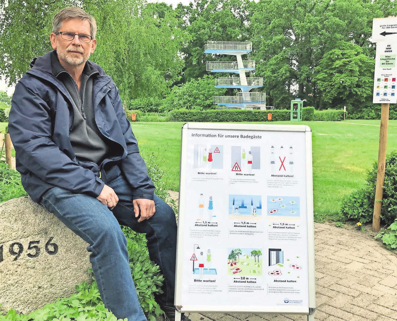 Das neue Vorstandsmitglied Werner Wiedenroth, verantwortlich für die Badsicherheit, zeigt die Hinweistafeln zum Verhalten auf dem Gelände. Das neue Vorstandsmitglied Werner Wiedenroth, verantwortlich für die Badsicherheit, zeigt die Hinweistafeln zum Verhalten auf dem Gelände.