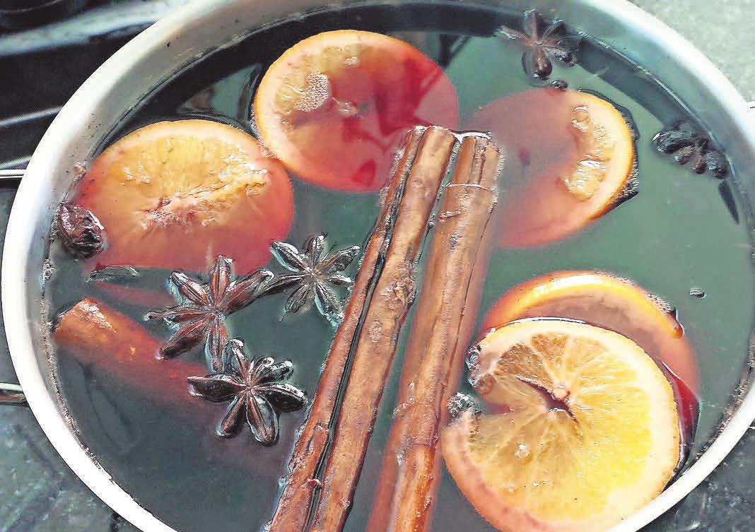 Glühwein mit Orange, Zimtstangen und Sternanis. Foto: Ana Zinsli/Pixabay.com Glühwein mit Orange, Zimtstangen und Sternanis. Foto: Ana Zinsli/Pixabay.com