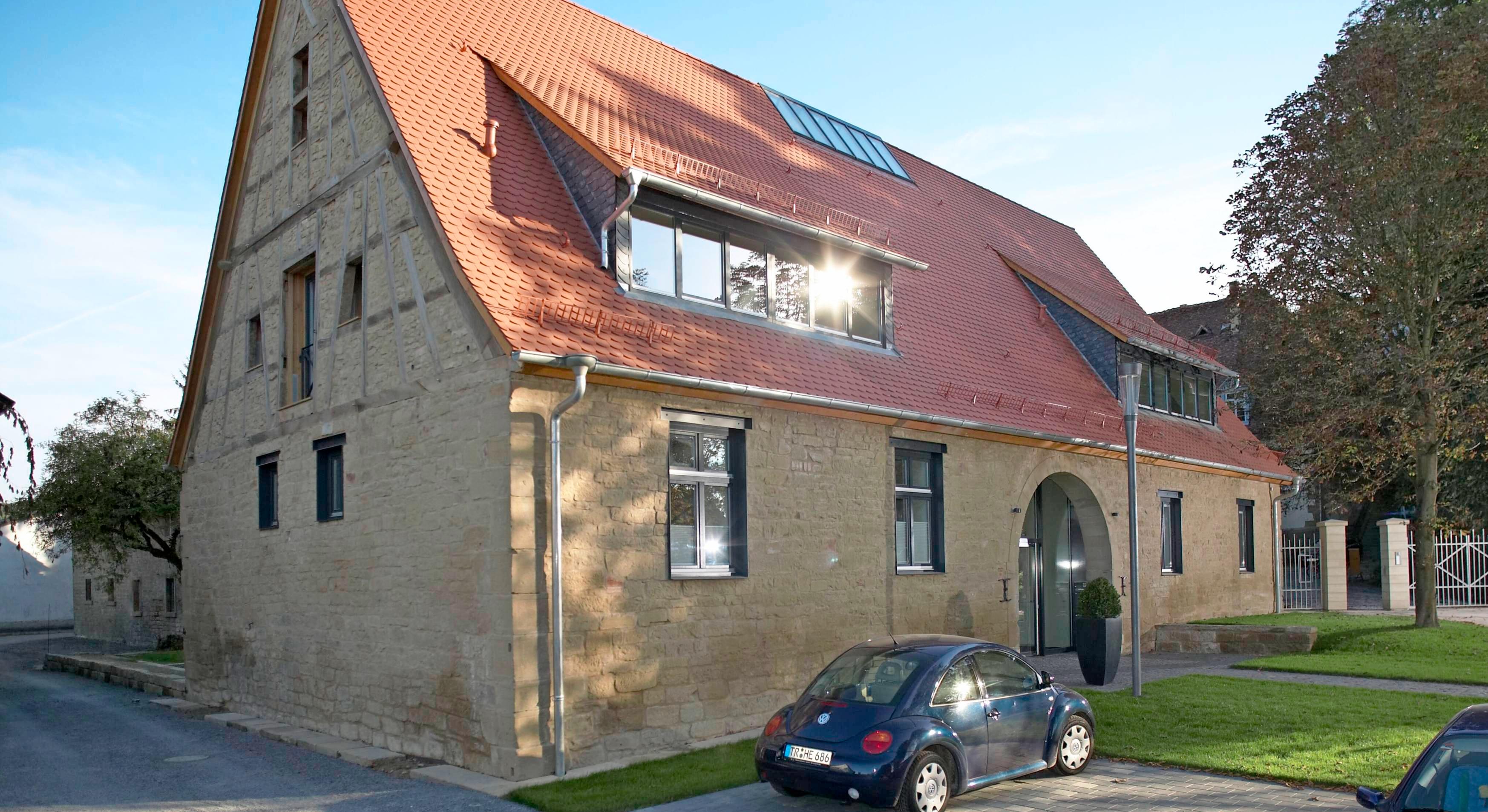 Das ehemalige Wirtschaftsgebäude vermittelt eine angenehme Atmosphäre. Es wurde mit viel Liebe zum Detail saniert. Das ehemalige Wirtschaftsgebäude vermittelt eine angenehme Atmosphäre. Es wurde mit viel Liebe zum Detail saniert.