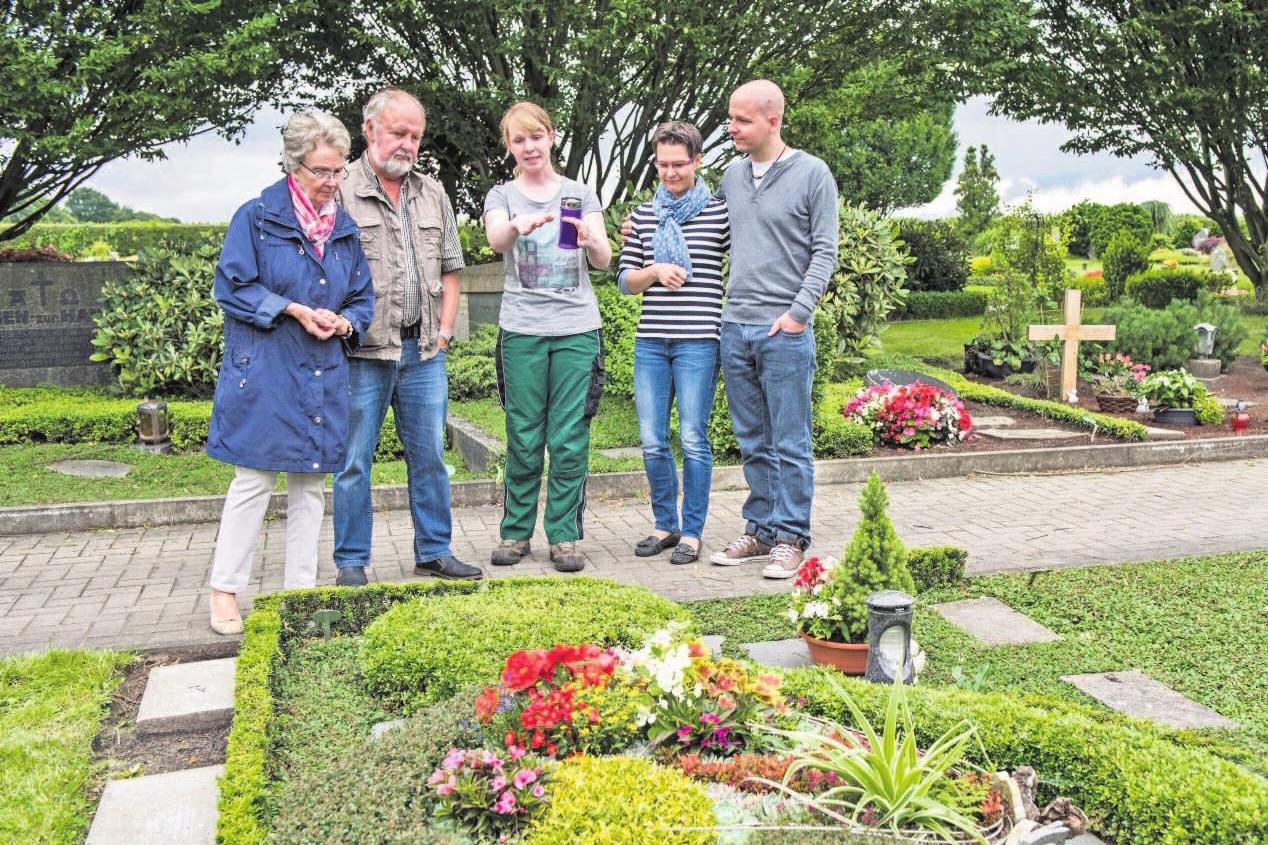 Die Grabbepflanzung und die dazugehörige Kundenberatung gehören zu den wichtigsten Leistungen von Friedhofsgärtnern. Foto: djd/Gesellschaft deutscher Friedhofsgärtner/Caroline Seidel Die Grabbepflanzung und die dazugehörige Kundenberatung gehören zu den wichtigsten Leistungen von Friedhofsgärtnern. Foto: djd/Gesellschaft deutscher Friedhofsgärtner/Caroline Seidel