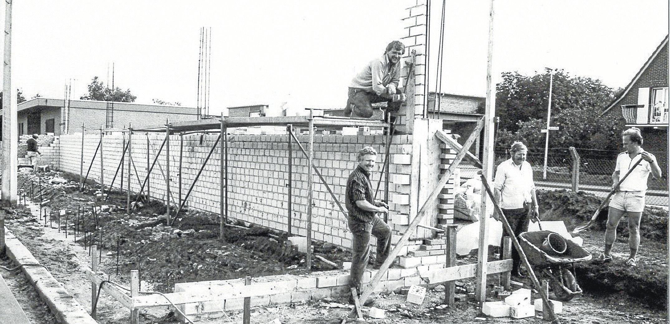 Viel Eigeninitiative der Mitglieder gab es auch beim Bau der neuen Tribüne. Fotos: HSV-Archiv