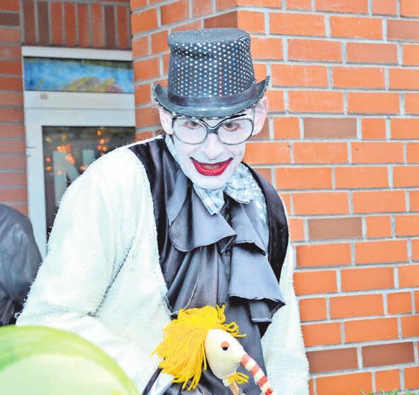Die mobile Clownin Norbertine amüsiert die Besucher. Die mobile Clownin Norbertine amüsiert die Besucher.