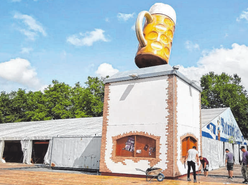 Der neue Biergarten des Rutenfestzelts ist schon von weitem durch den rotierenden Bierkrug erkennbar. Die Fotos geben einen Eindruck des imposanten Zeltaufbaus. FOTOS: BRAUEREI LEIBINGER Der neue Biergarten des Rutenfestzelts ist schon von weitem durch den rotierenden Bierkrug erkennbar. Die Fotos geben einen Eindruck des imposanten Zeltaufbaus. FOTOS: BRAUEREI LEIBINGER