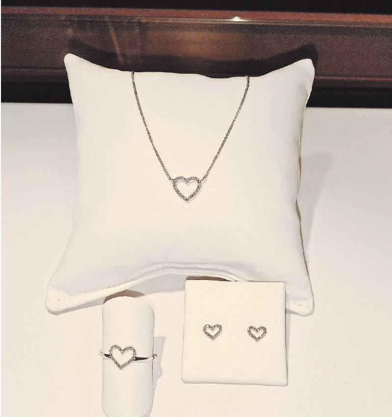Zarte Herzen als Zeichen der Liebe: Weißgold und Brillantschliff beim Juwelier Messerschmidt. Zarte Herzen als Zeichen der Liebe: Weißgold und Brillantschliff beim Juwelier Messerschmidt.