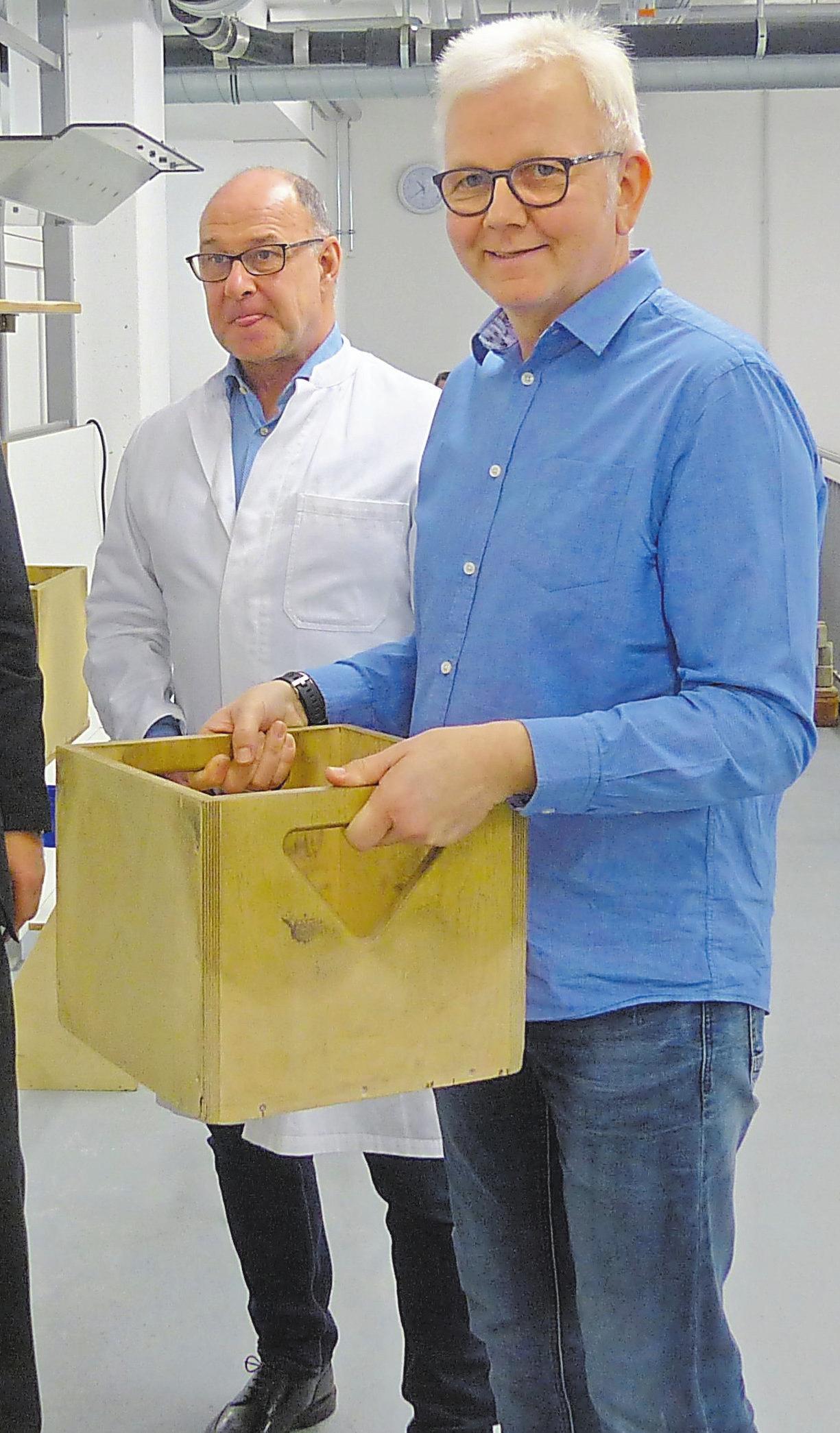 Hat man schwere Dinge zu tragen, sollte man diese aus den Beinen heraus anheben. Hat man schwere Dinge zu tragen, sollte man diese aus den Beinen heraus anheben.