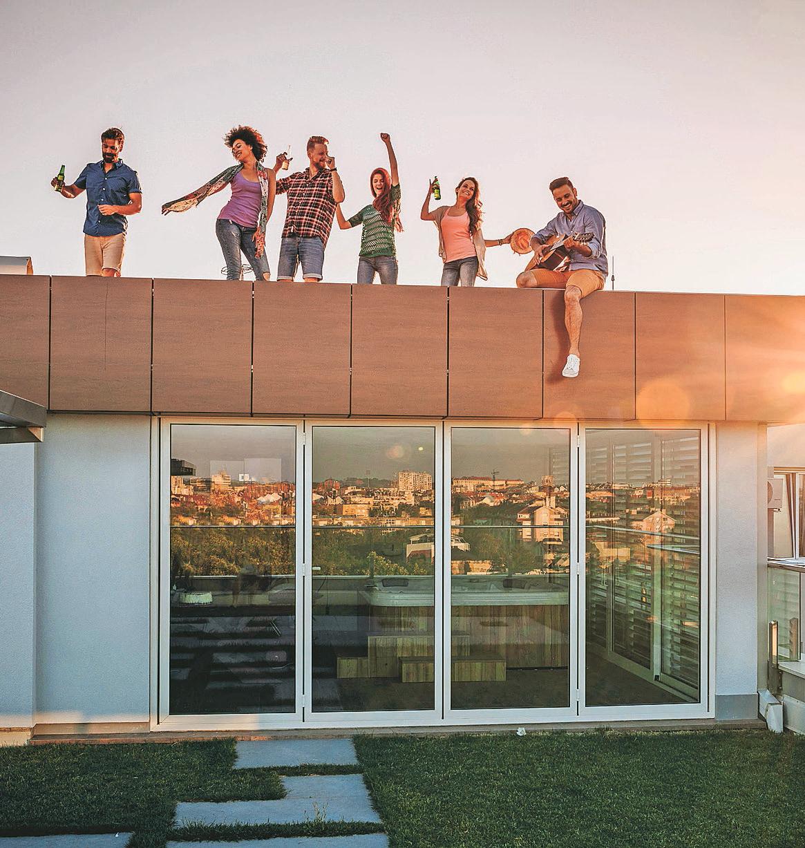 Auch im Spätsommer und Herbst kann die Dachterrasse der beste Ort für Partys mit Freunden sein. Unbeschwerter feiert es sich, wenn der Check für den Winter schon erfolgt ist. Foto: djd/Triflex/iStock.com/skynesher Auch im Spätsommer und Herbst kann die Dachterrasse der beste Ort für Partys mit Freunden sein. Unbeschwerter feiert es sich, wenn der Check für den Winter schon erfolgt ist. Foto: djd/Triflex/iStock.com/skynesher