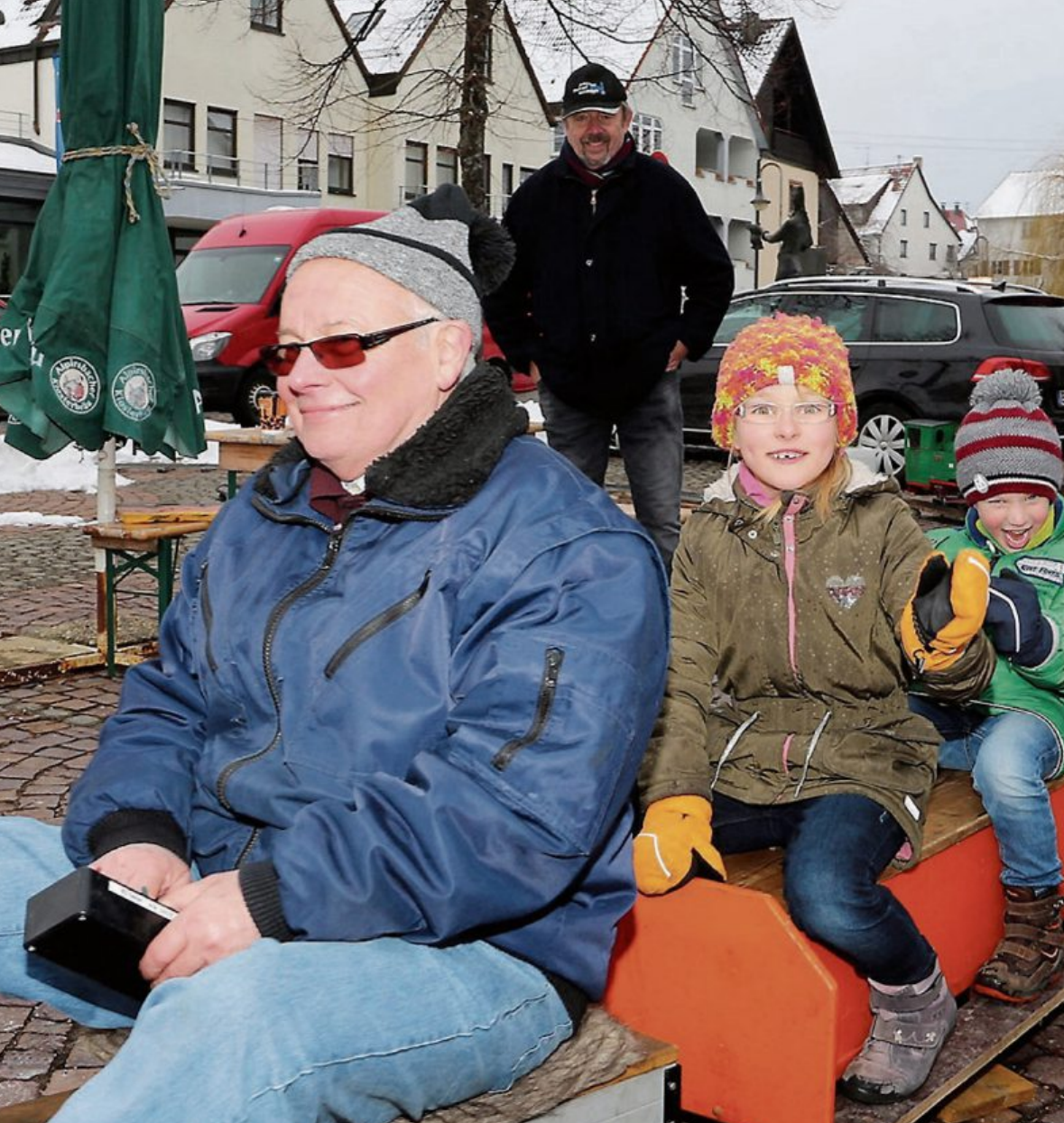 Die jüngeren Besucher haben viel Spaß bei einer Rundfahrt mit der „Eisenbahn“ auf dem Marktplatz. Die jüngeren Besucher haben viel Spaß bei einer Rundfahrt mit der „Eisenbahn“ auf dem Marktplatz.