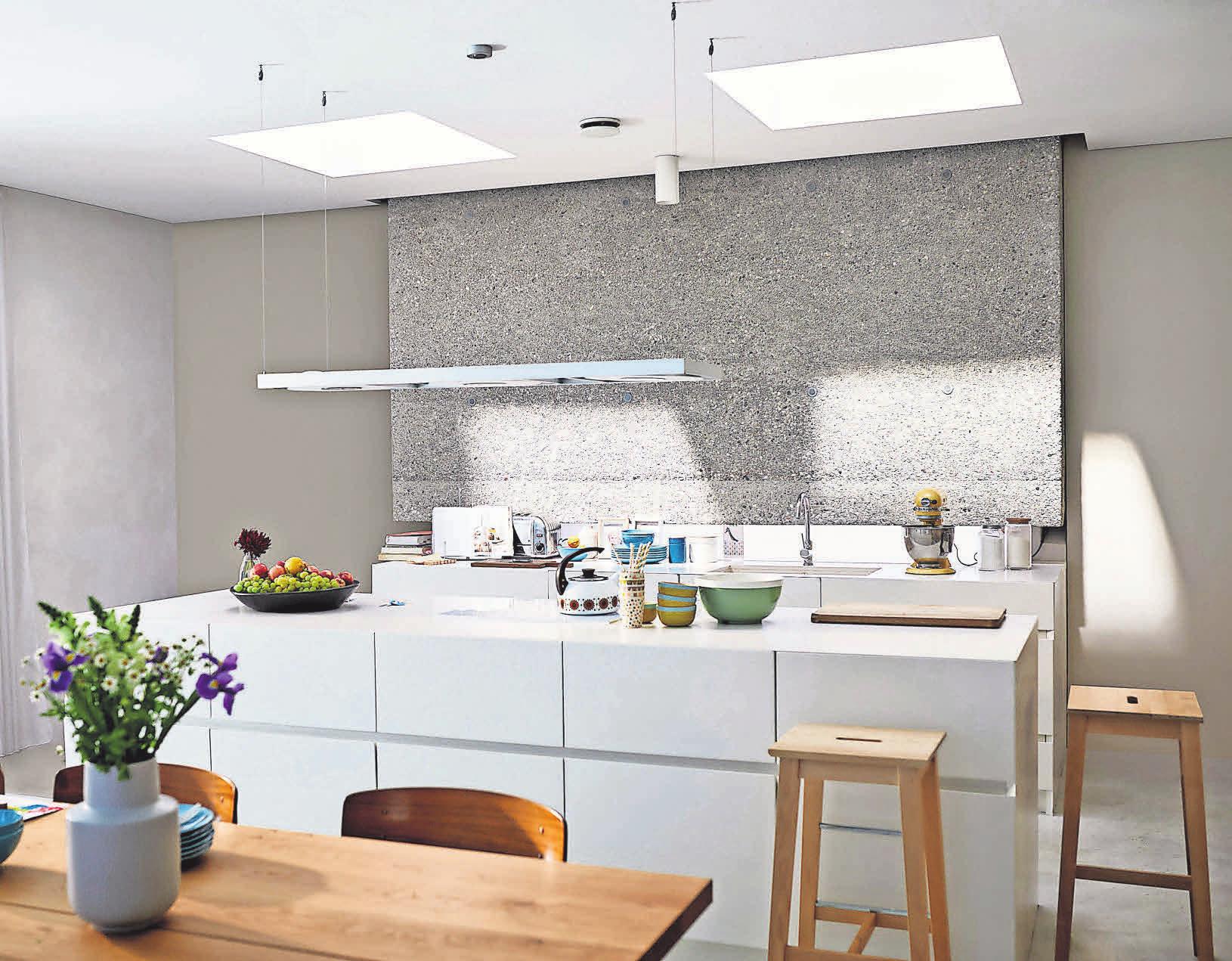Es werde Licht: Flachdachfenster bringen die gewünschte Helligkeit und auf Knopfdruck auch Frischluft in den Bungalow. Foto: djd/Velux Es werde Licht: Flachdachfenster bringen die gewünschte Helligkeit und auf Knopfdruck auch Frischluft in den Bungalow. Foto: djd/Velux